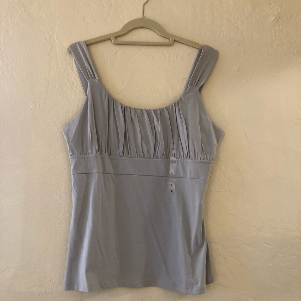 A gorgeous shoulder shirt